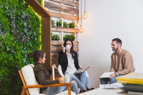 Equipo de Recursos Humanos trabajando en un entorno natural con tecnología y beneficios sostenibles